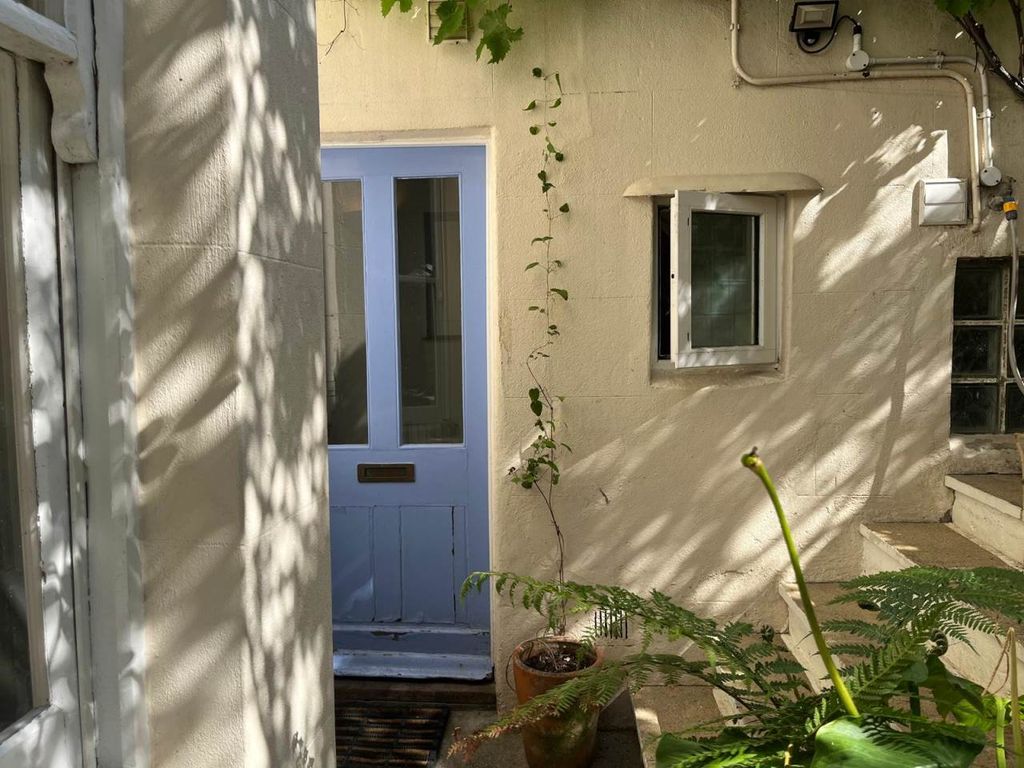 Property photo 2 of 20 8B Buckingham  Front Door