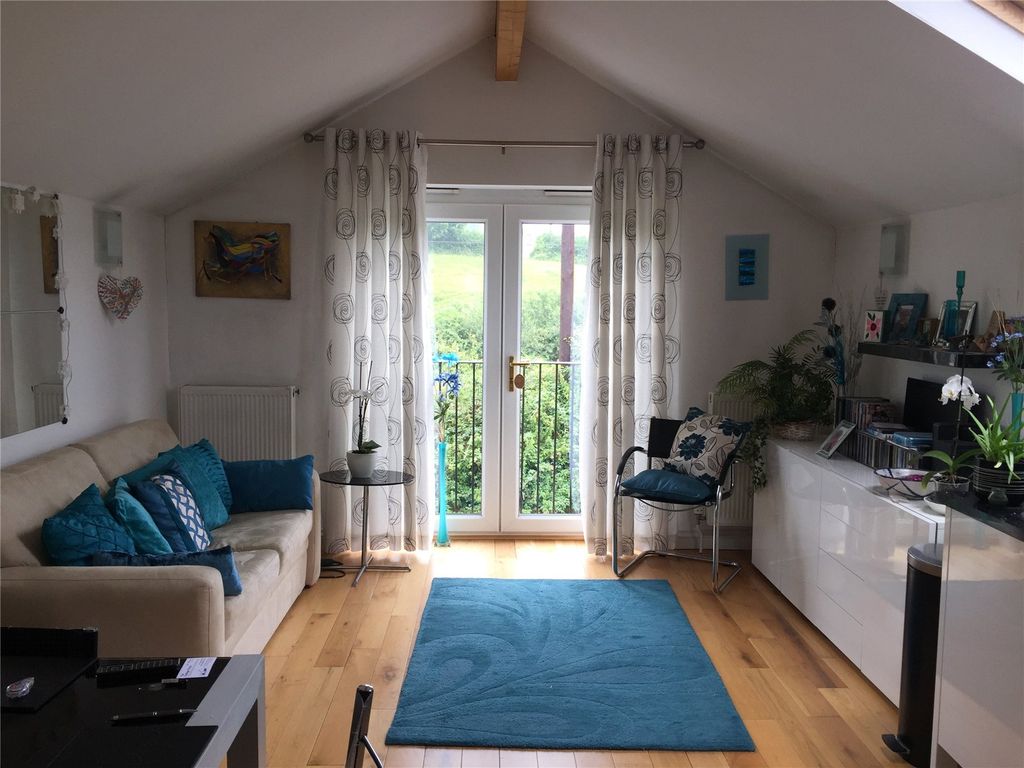 Property photo 2 of 9 Picture No. 11