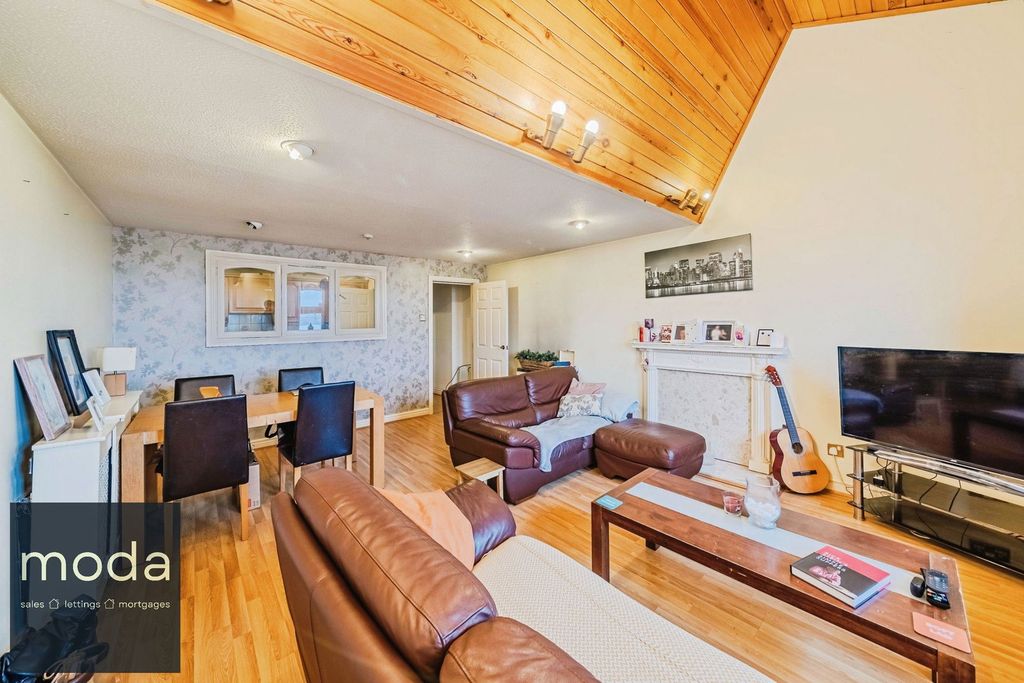 Property photo 3 of 32