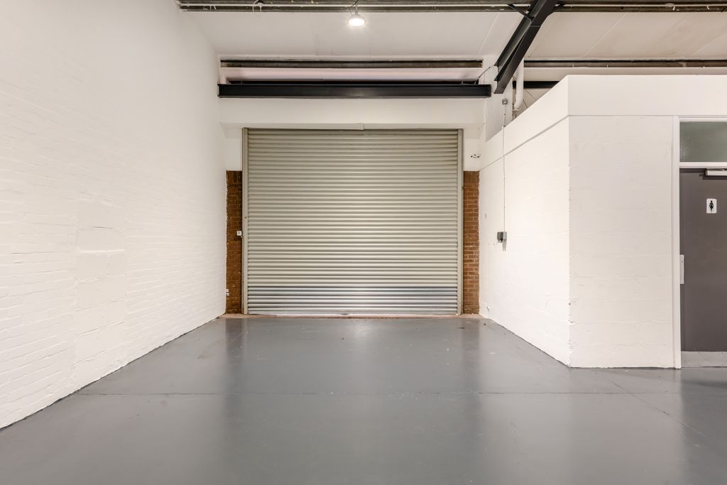 Property photo 3 of 21 8682650-Interior04-800