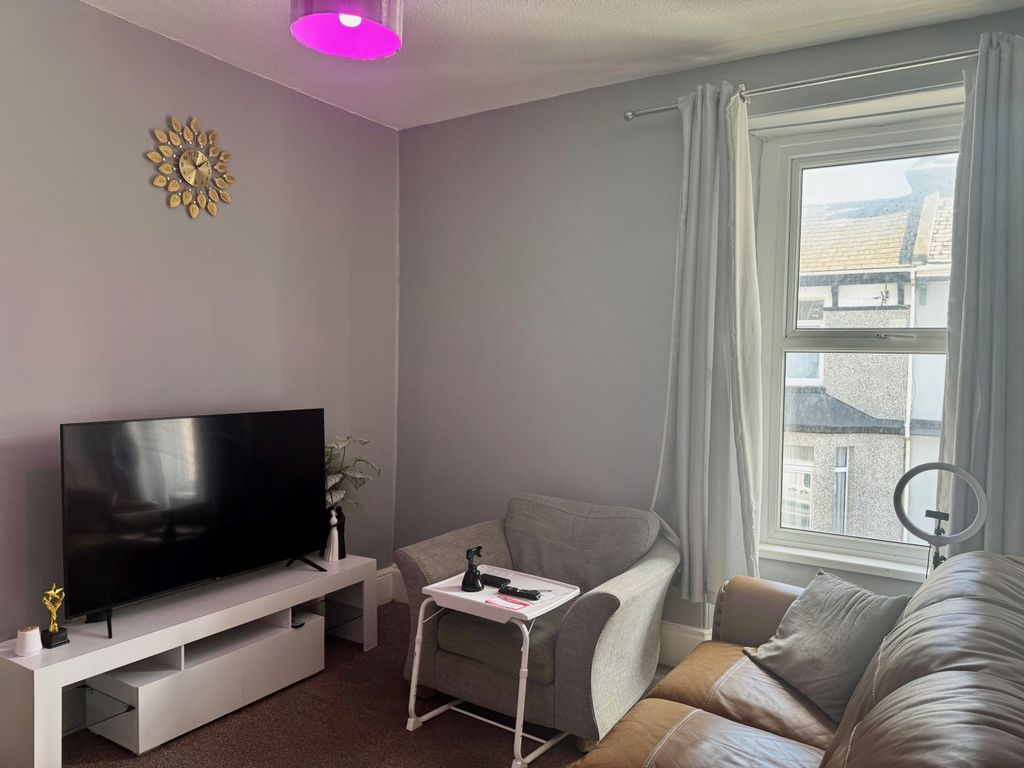 Property photo 3 of 8 Lounge/Potential 6th Letting Room