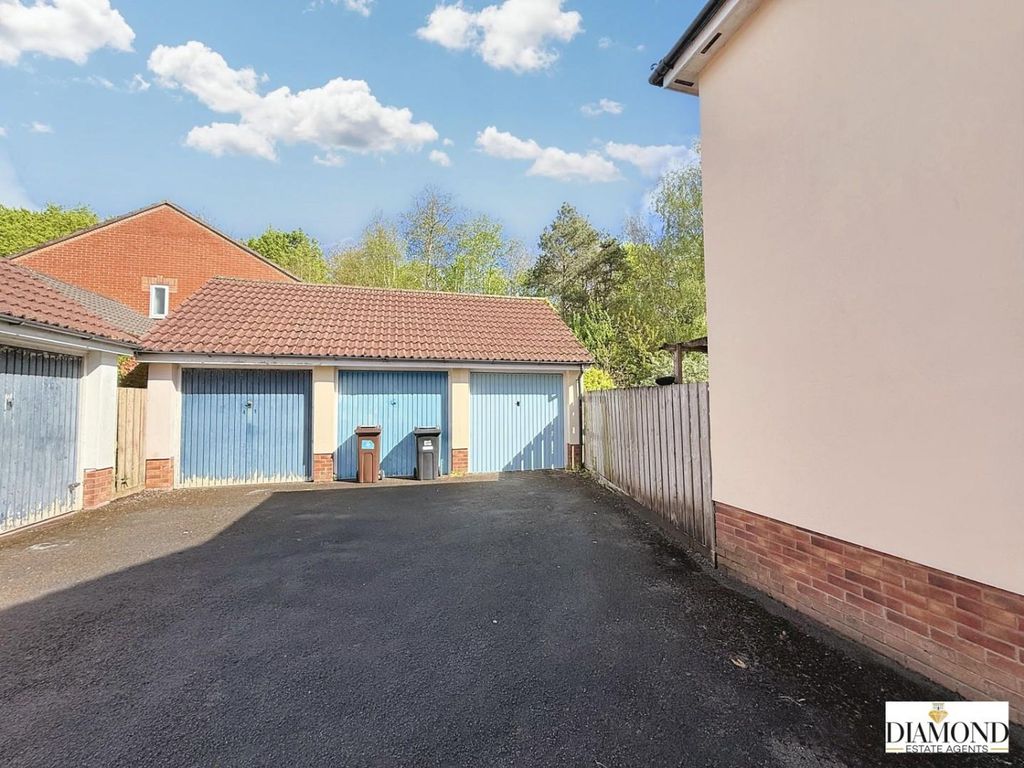 Property photo 3 of 11 Garage