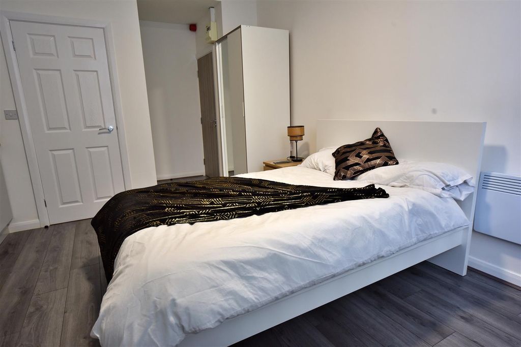Property photo 2 of 6 165Ar_Room04_03.Jpg