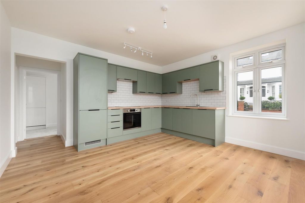 Property photo 1 of 16 Gloucester Road, Tankerton, Whitstable