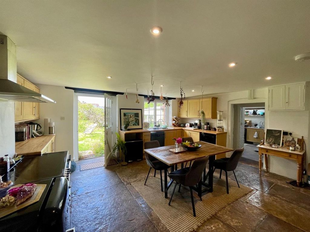 Property photo 3 of 18 Kitchen