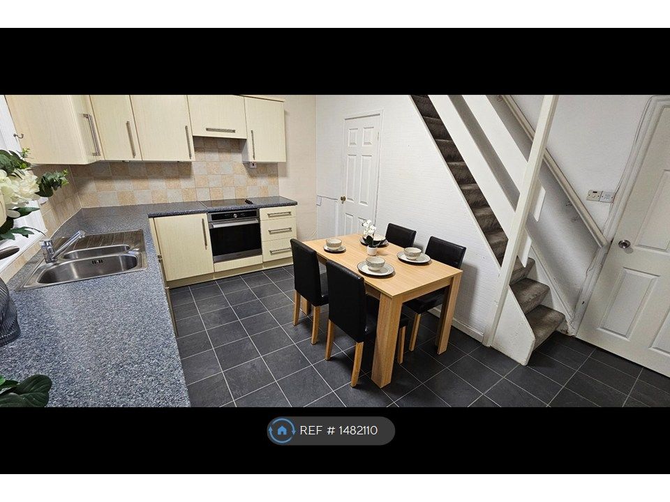 Property photo 3 of 11 Kitchen Dinner