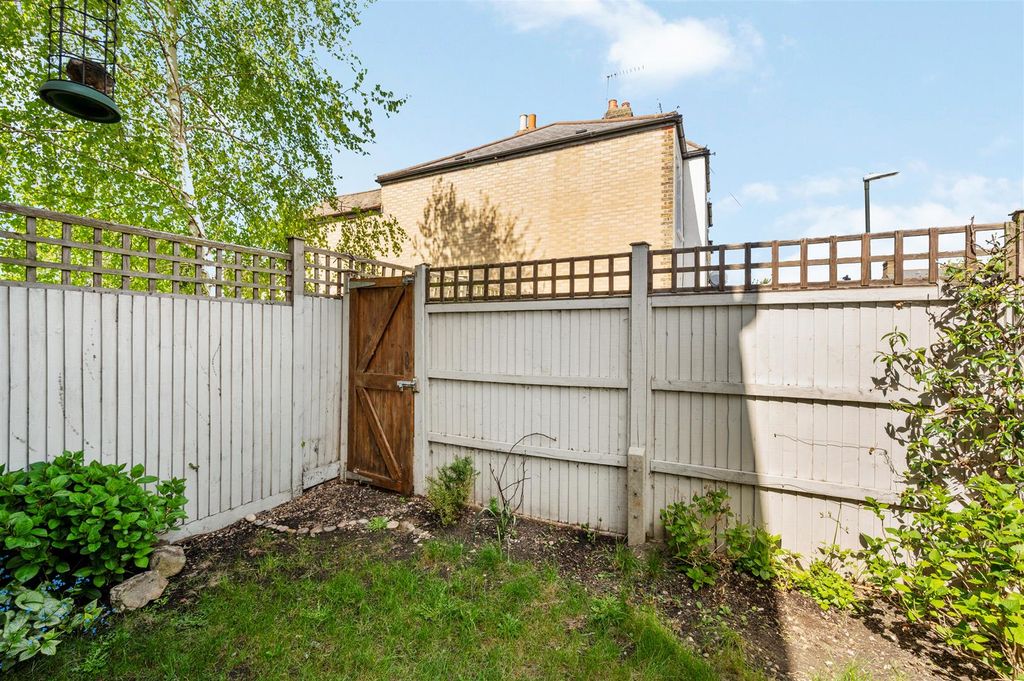 Property photo 2 of 8 Garden