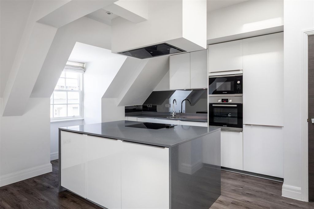 Property photo 3 of 10 Kew Bridge Road-18.Jpg