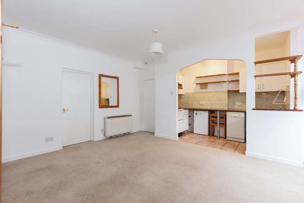 Property photo 2 of 14 Tisbury Road (1).Jpg