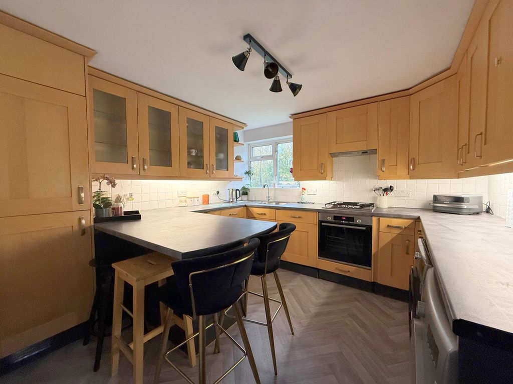 Property photo 1 of 12 4 Bedroom House