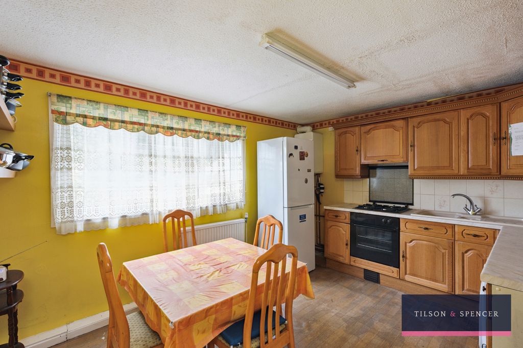 Property photo 3 of 12 2307202510_Tils_128 Hamilton Close _N17 9Hw_007_Wm