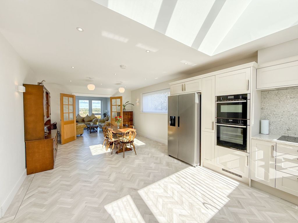 Property photo 3 of 15 Dining Kitchen