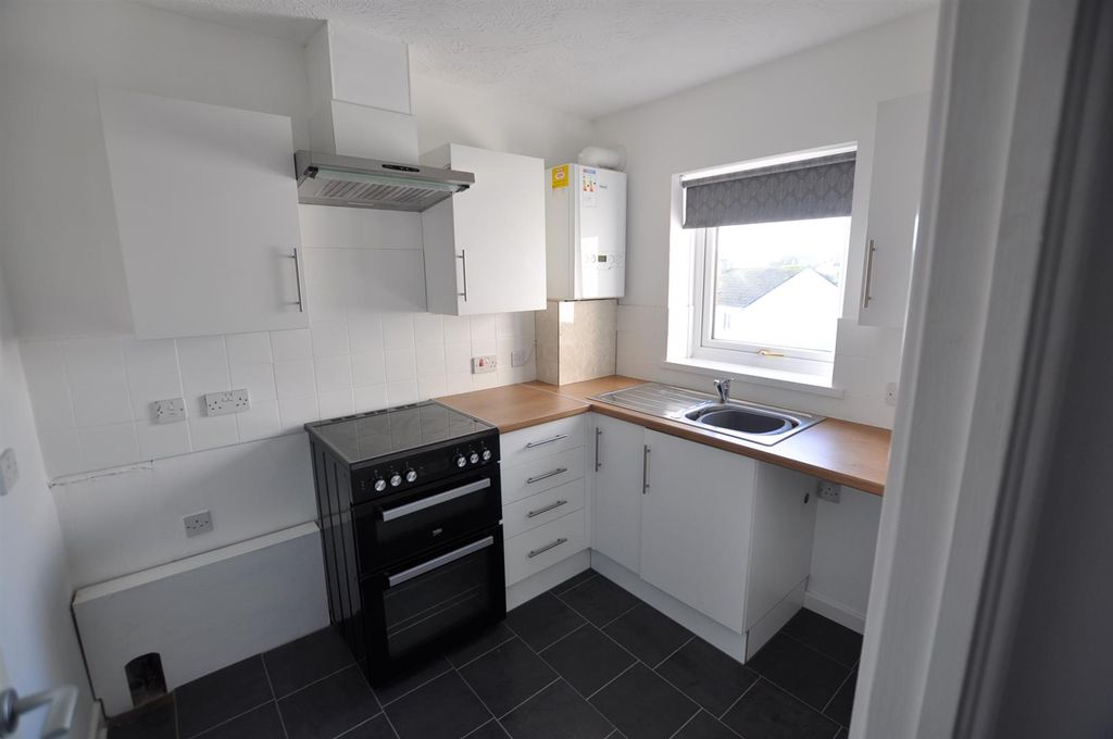 Property photo 3 of 11 Kitchen