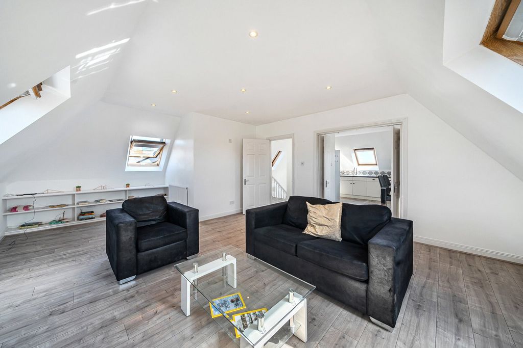 Property photo 3 of 25 1336022-7-689601c...