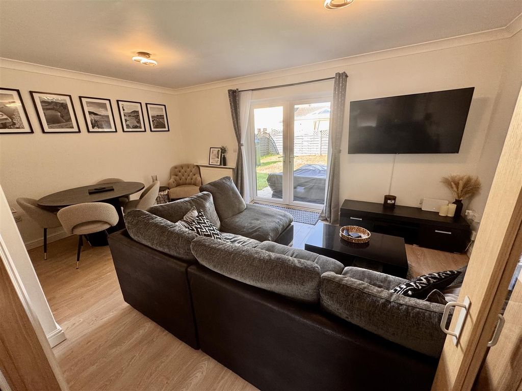 Property photo 2 of 15 Lounge