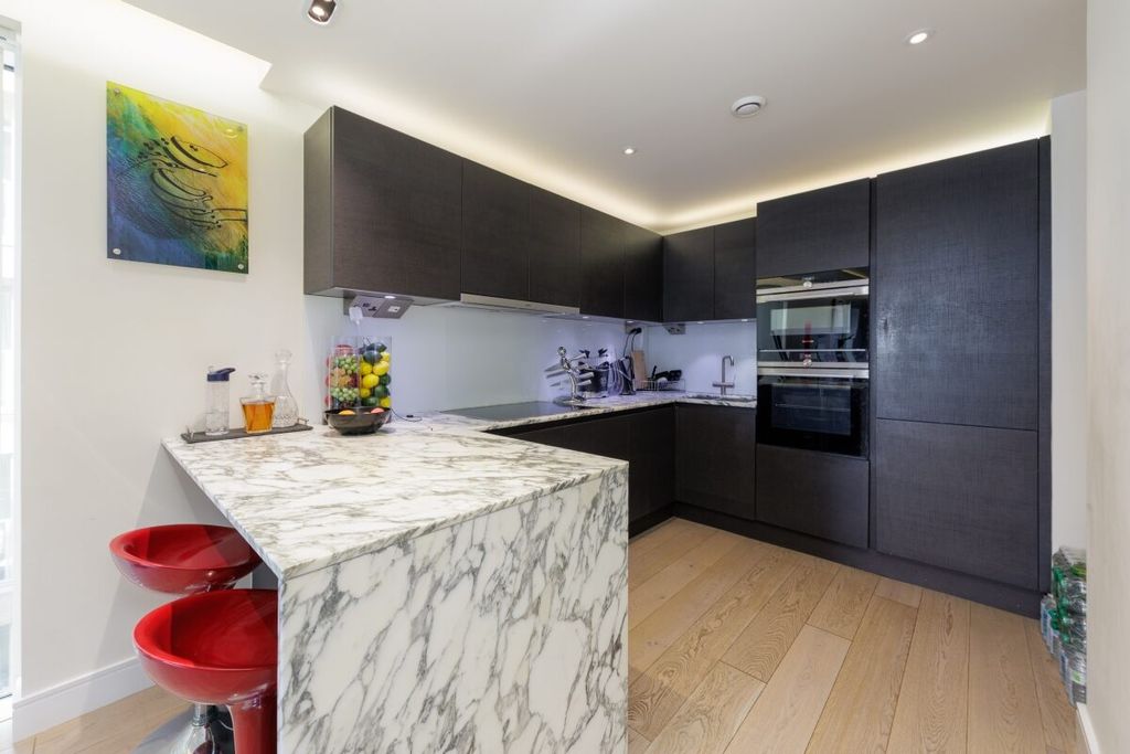 Property photo 3 of 8 Woodford House 11...
