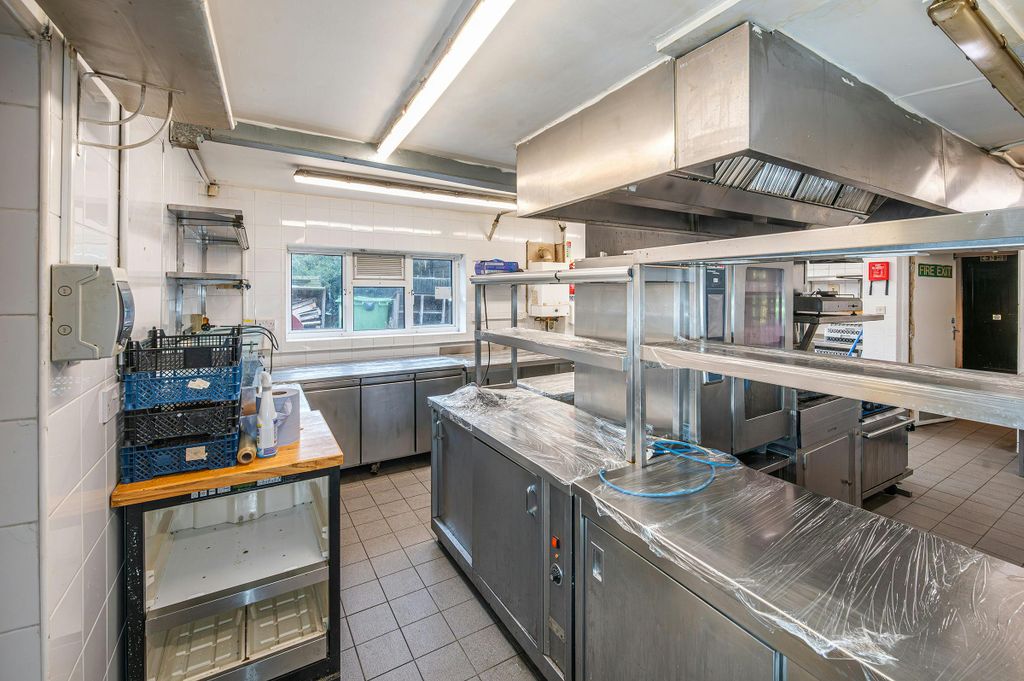 Property photo 3 of 9 Owen Isherwood_165 Windsor Road Chobham Gu24 8Qs_033.Jpg