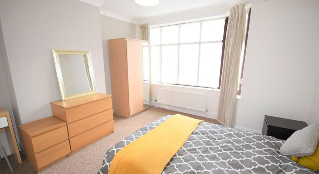Property photo 2 of 16 Bright And Inviting Double Bedroom Featuring Large...