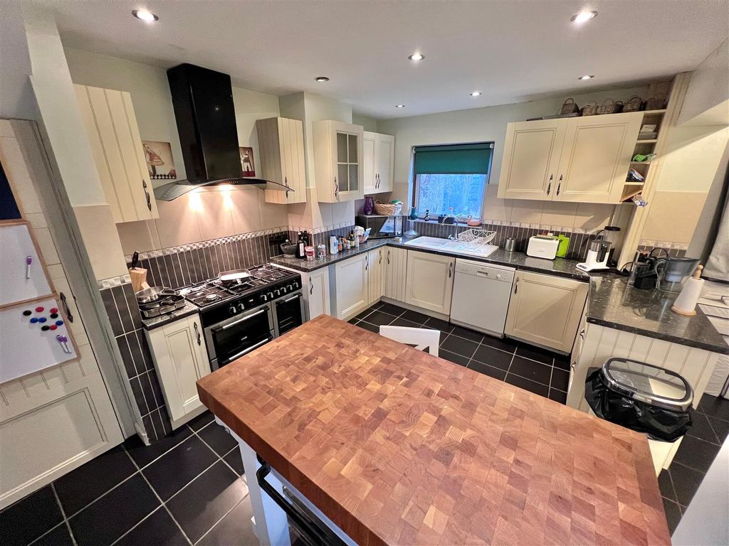 Property photo 2 of 19 Kitchen 2.Jpg