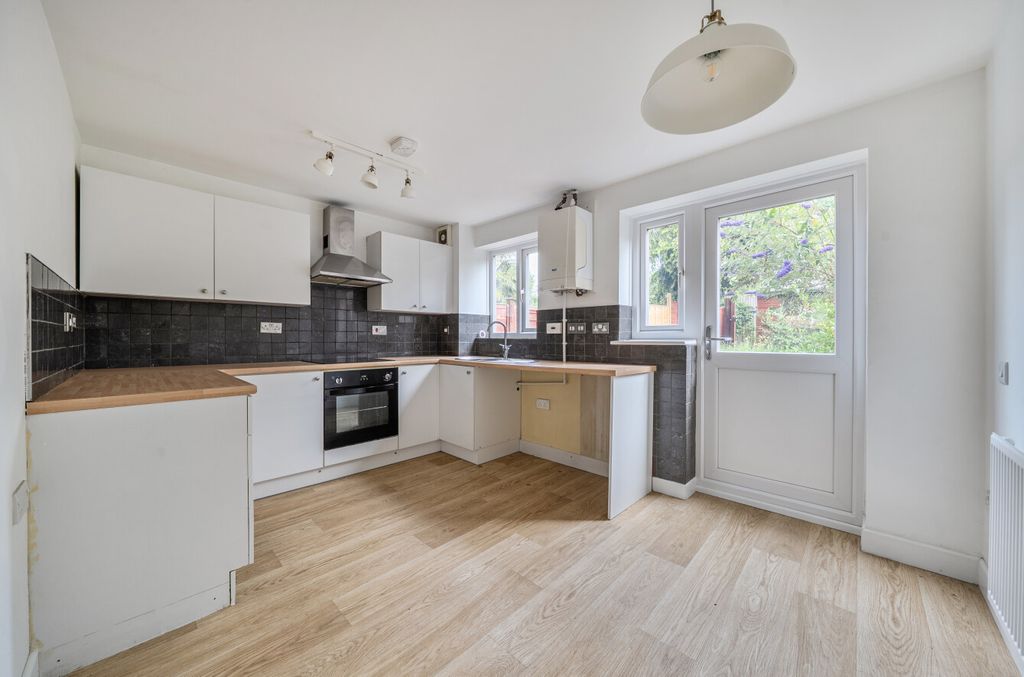 Property photo 2 of 9 1481616-13-6A33Bd...