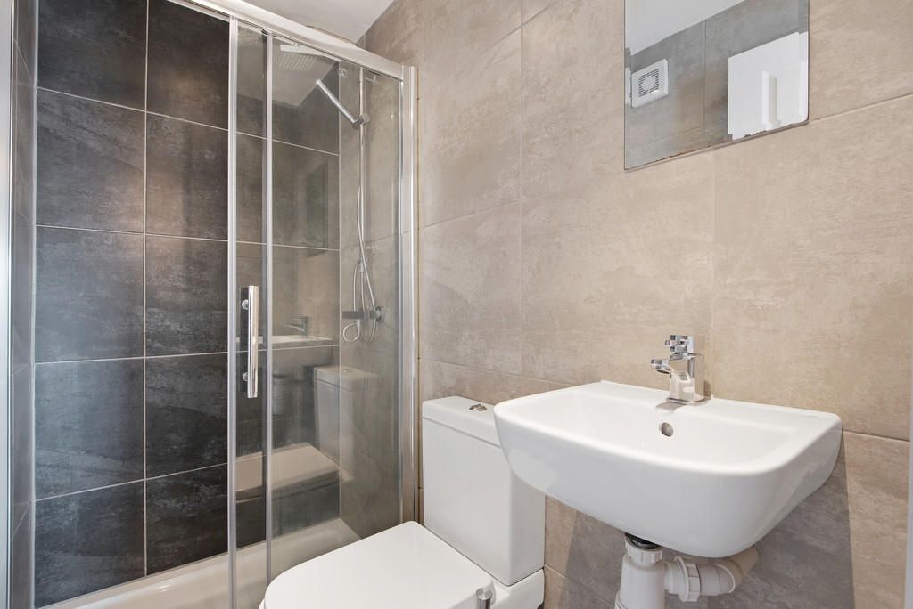Property photo 3 of 10 A Modern And Clean Bathroom Suite Featuring A Slee...