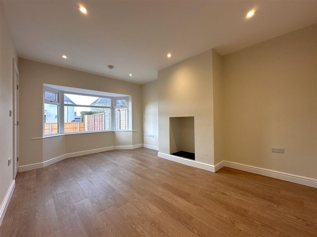 Property photo 2 of 20 Bay-Fronted Lounge 042