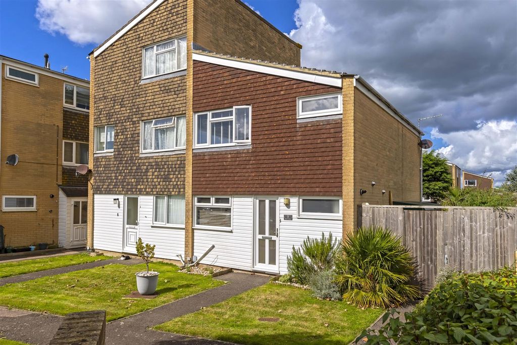 Property photo 1 of 18 9 Birch Close_17.Jpg
