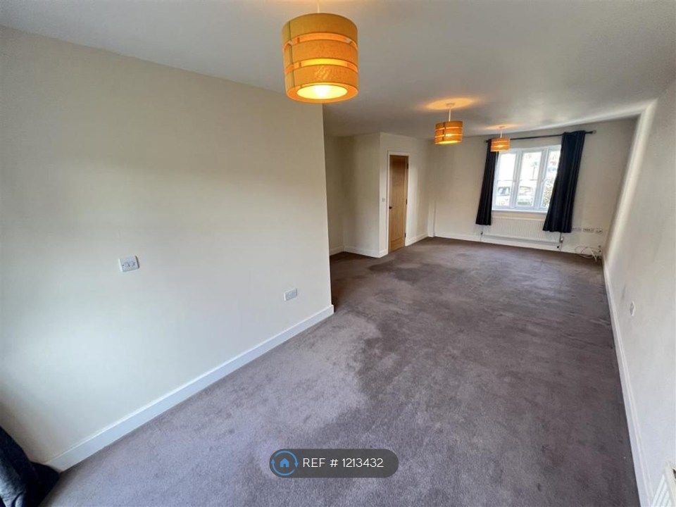 Property photo 2 of 10 Living 1