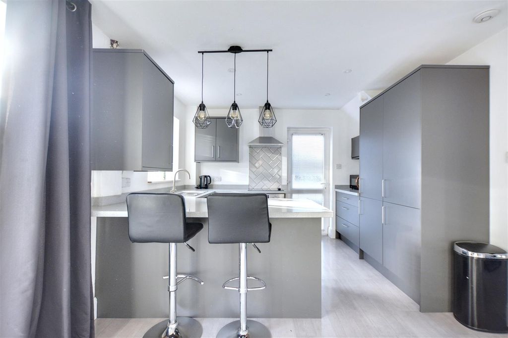 Property photo 2 of 12 Kitchen Diner