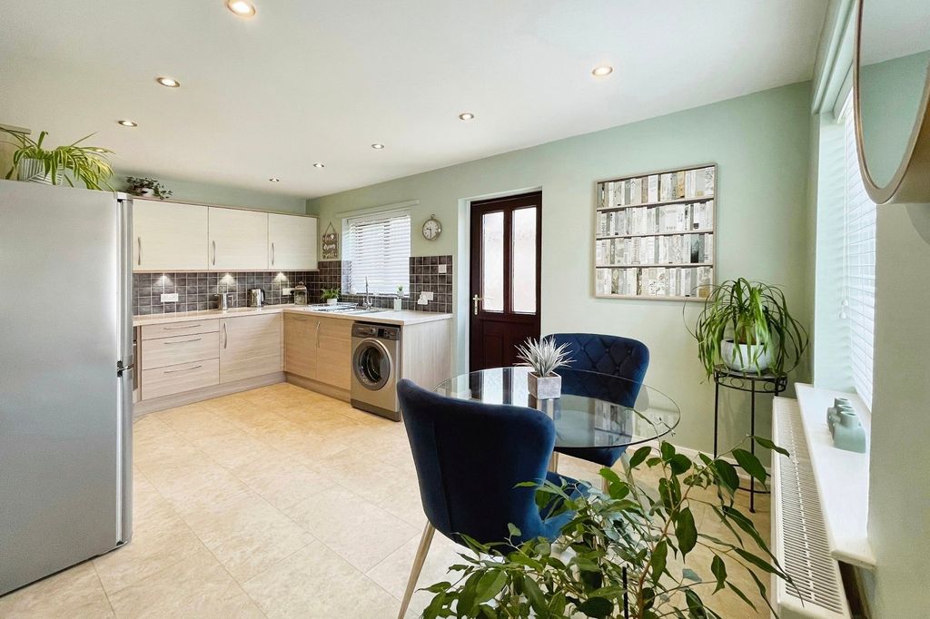 Property photo 3 of 18 Dining Area