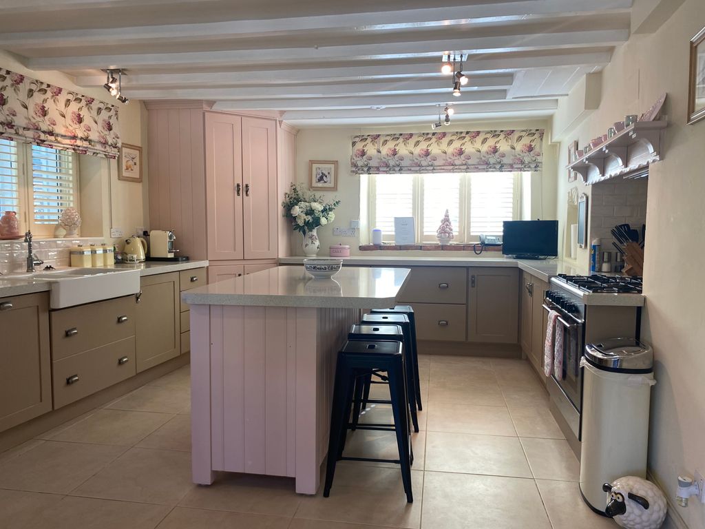 Property photo 2 of 21