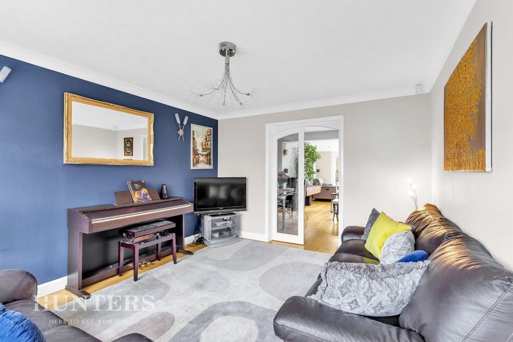 Property photo 3 of 34 Lounge