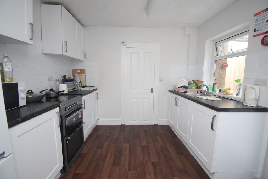 Property photo 2 of 8 Kitchen