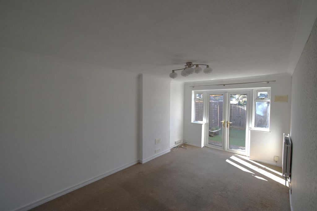 Property photo 3 of 7 Living Room