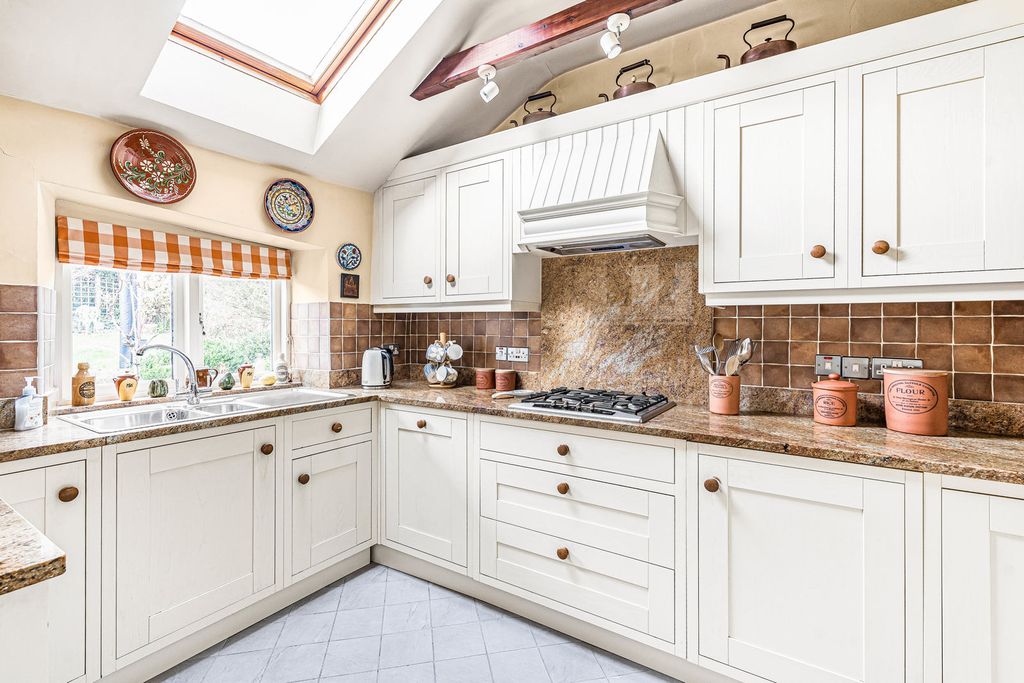 Property photo 3 of 21 Kitchen