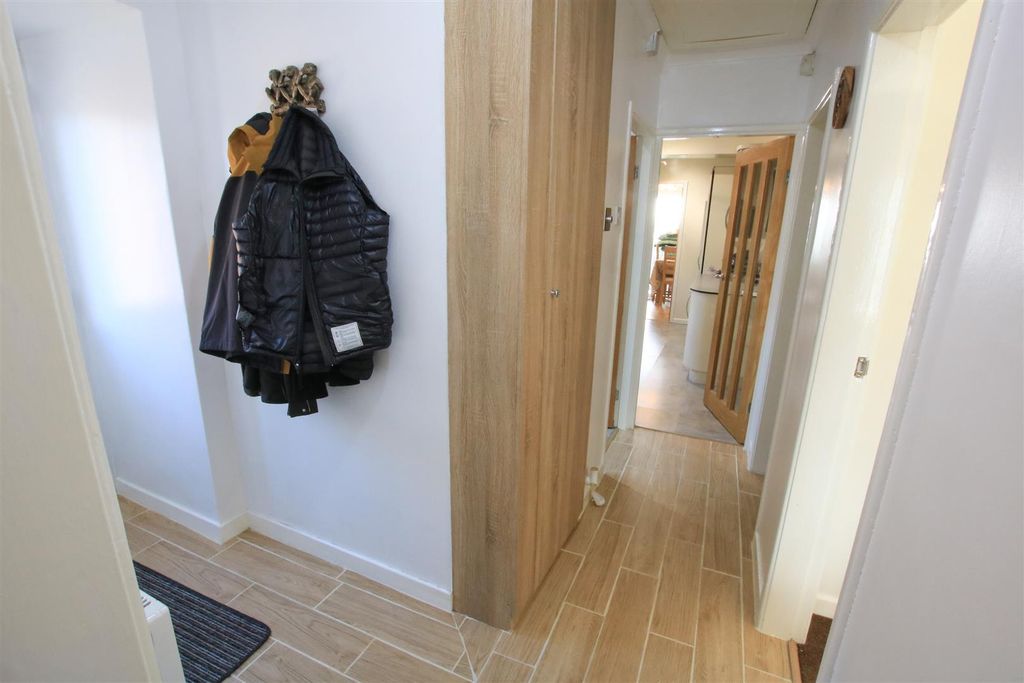 Property photo 3 of 16 L Shaped Entrance Hall