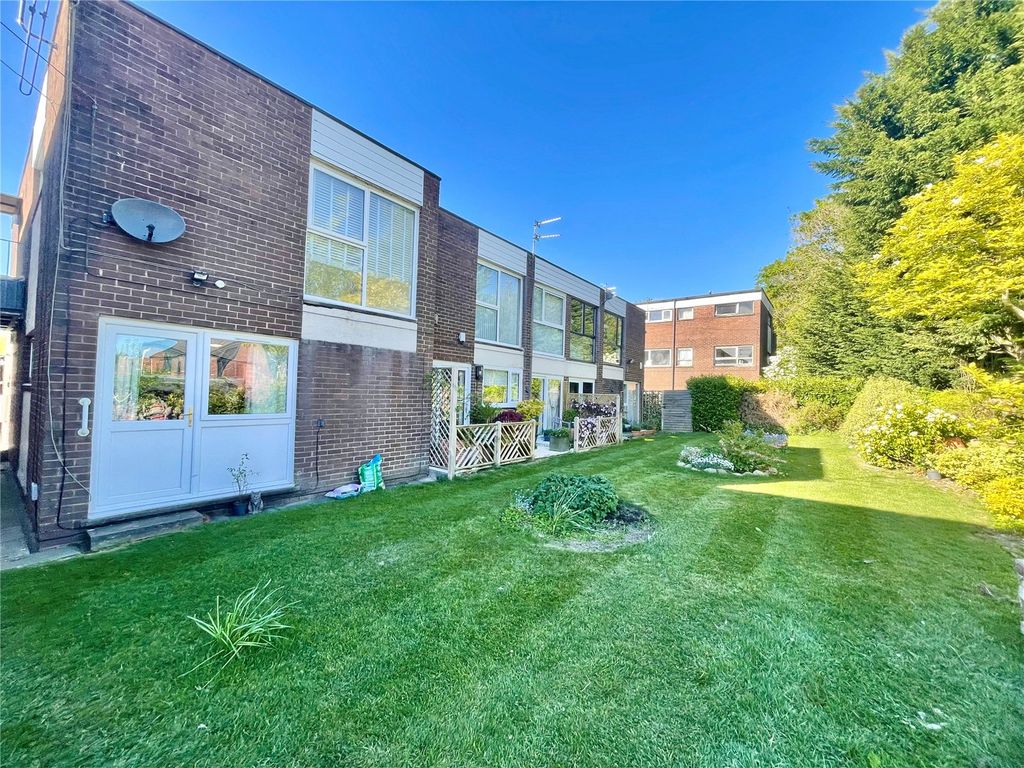 Property photo 3 of 11 Communal Gardens