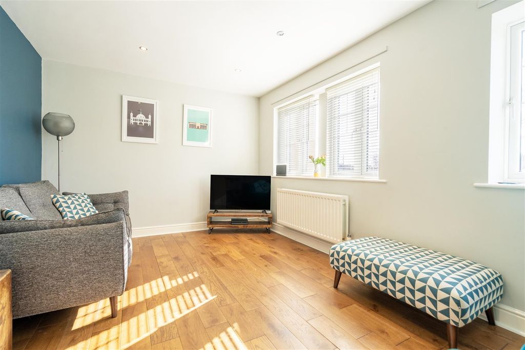 Property photo 2 of 11 Living Room