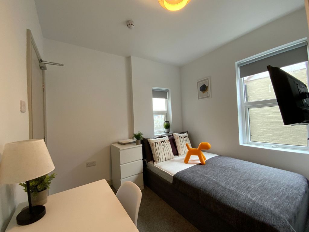 Property photo 1 of 9 Ensuite Bedroom 5