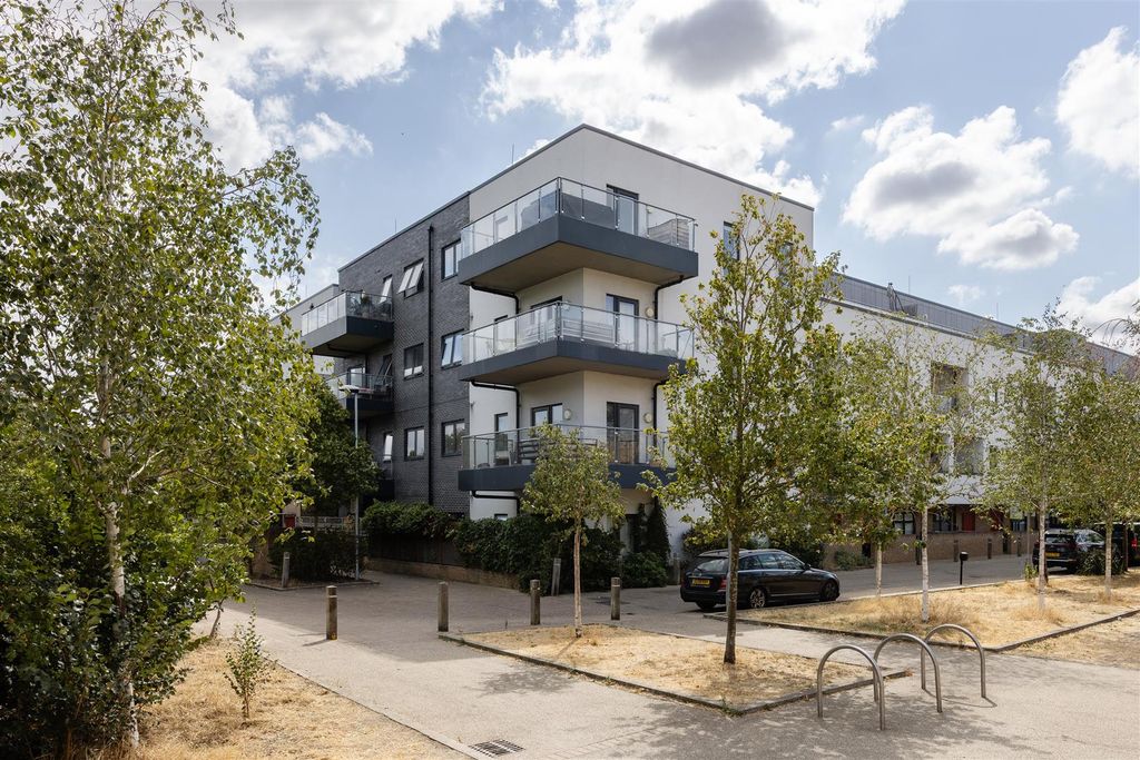 Property photo 1 of 24 Thornbury Way, E17