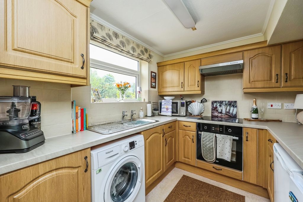Property photo 3 of 16 Fitted Kitchen