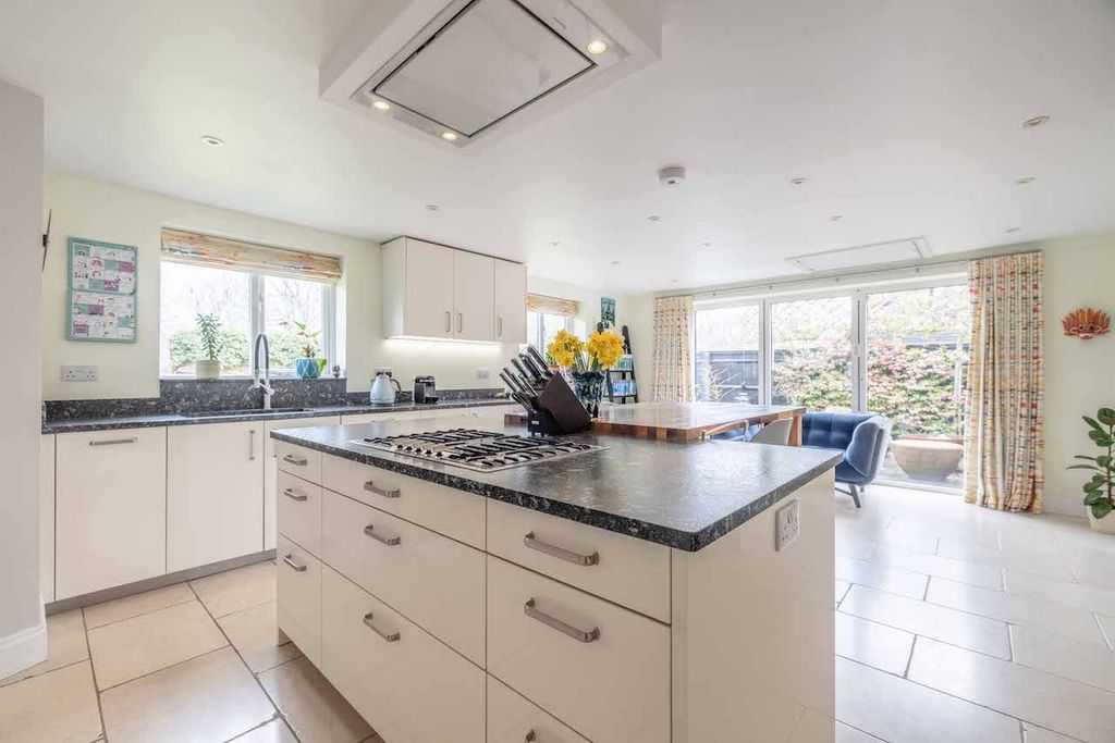 Property photo 3 of 28