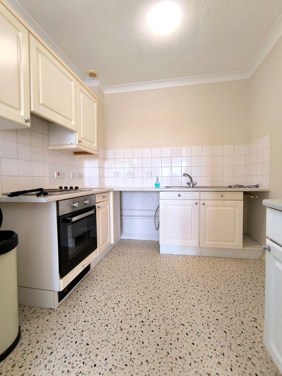 Property photo 3 of 10 Kitchen