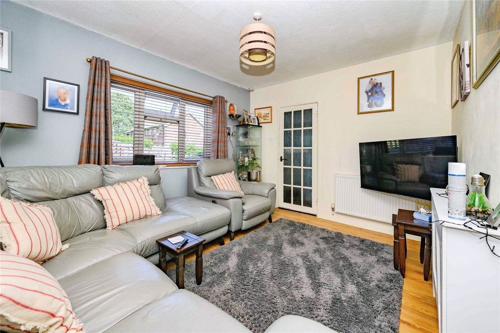 Property photo 3 of 17 Lounge