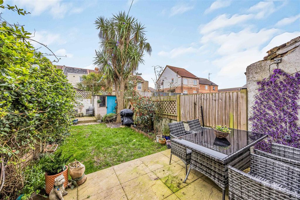 Property photo 1 of 15 31 Bertie Road, Southsea-Small-Porticomarketing-So