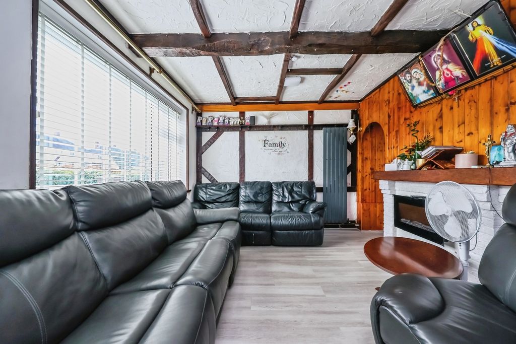 Property photo 3 of 16 Lounge