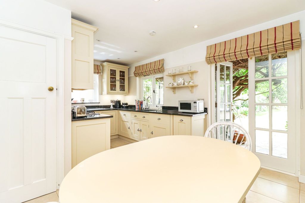 Property photo 2 of 31