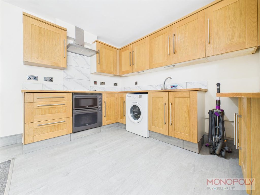 Property photo 2 of 9 Kitchen