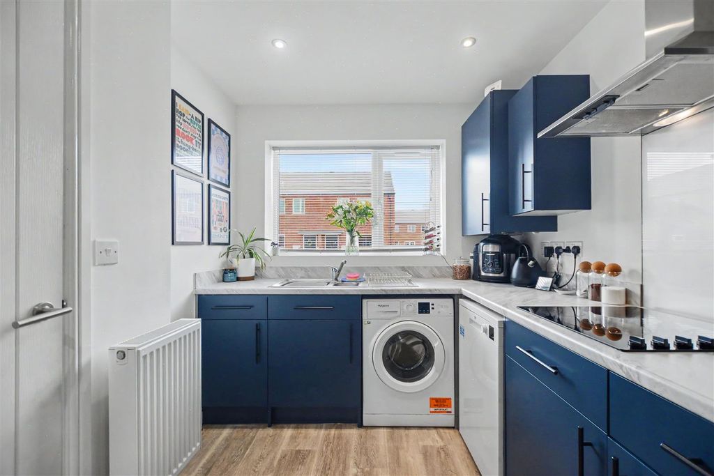 Property photo 3 of 16 Kitchen