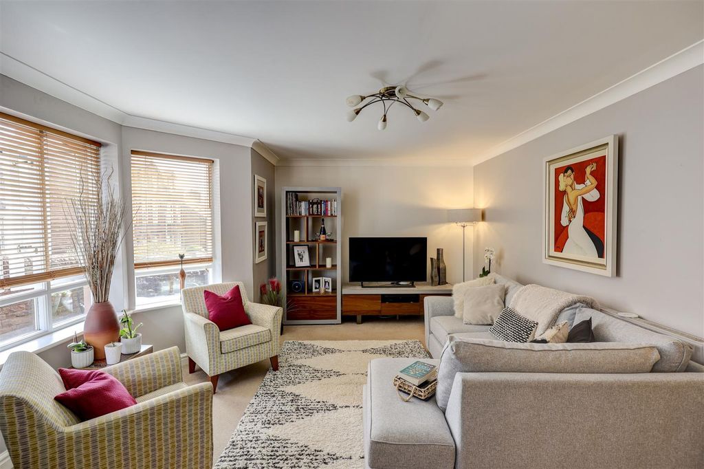 Property photo 2 of 15 Lounge